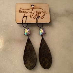 GORGEOUS tear drop earrings with iridescent stone!,